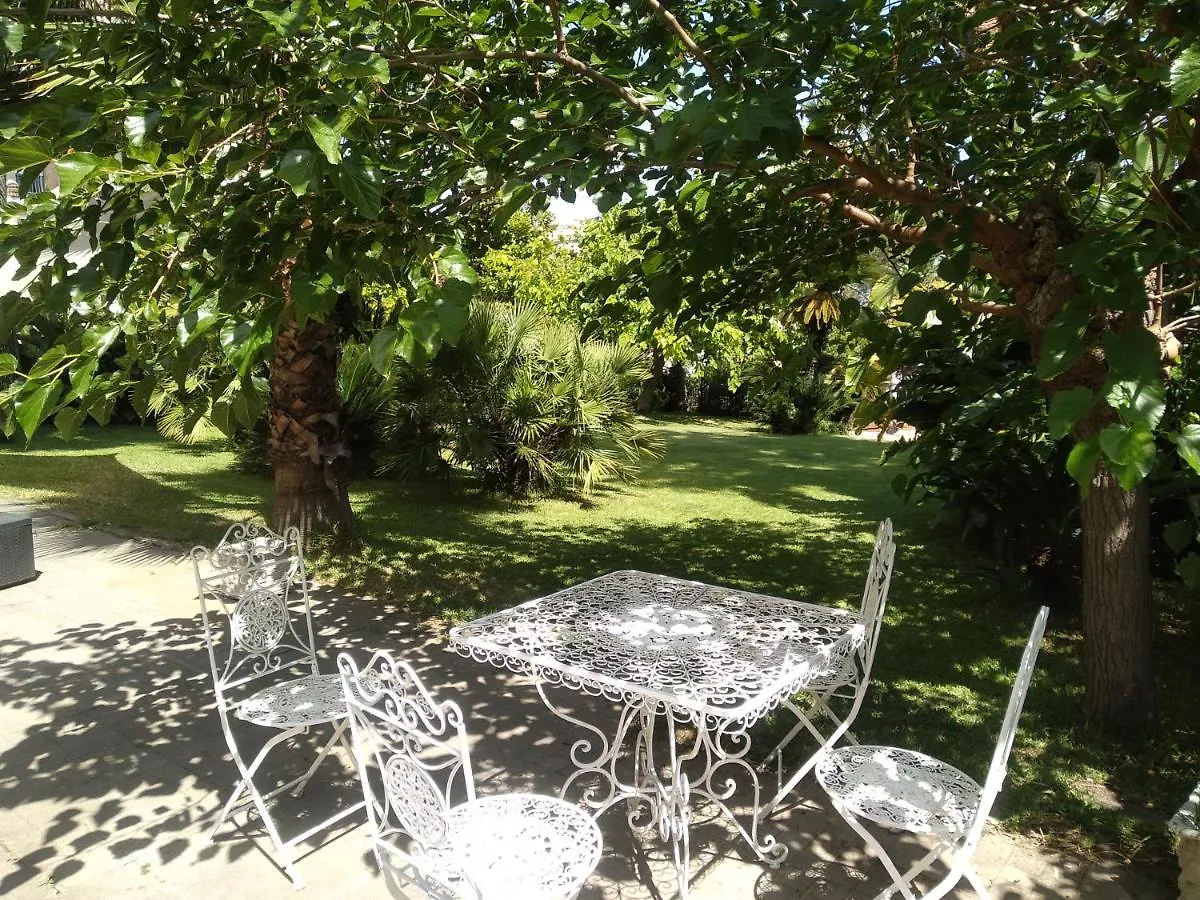 Villa Dei Marchesi Carrozza Santa Teresa di Riva Gerendaház